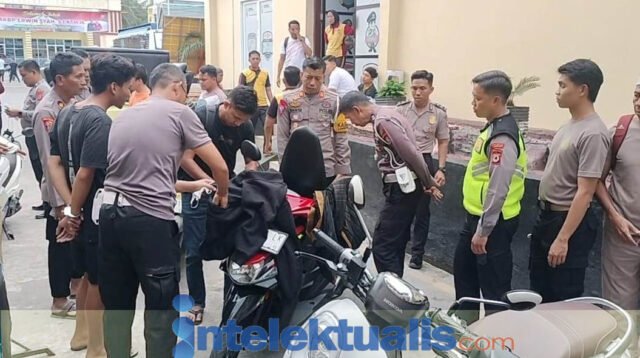 Seorang Pria Tidak Pakai Helm, Ditemukan Satlantas Sidrap Bawa Sabu Dan Alat Pengisap