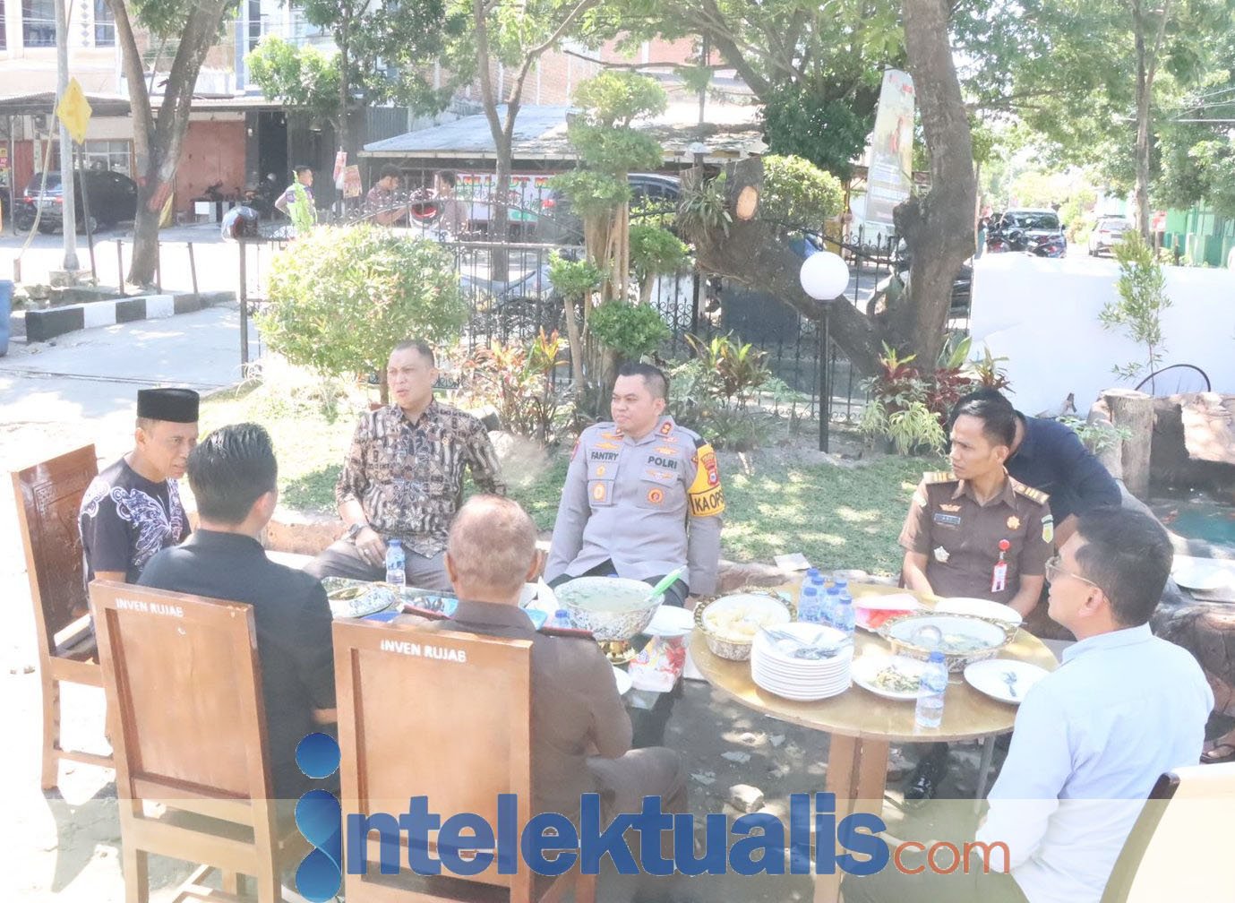 Momen Kebersamaan: Kapolres Sidrap Ajak Kajari dan Ketua PN Santap Kapurung Khas Palopo