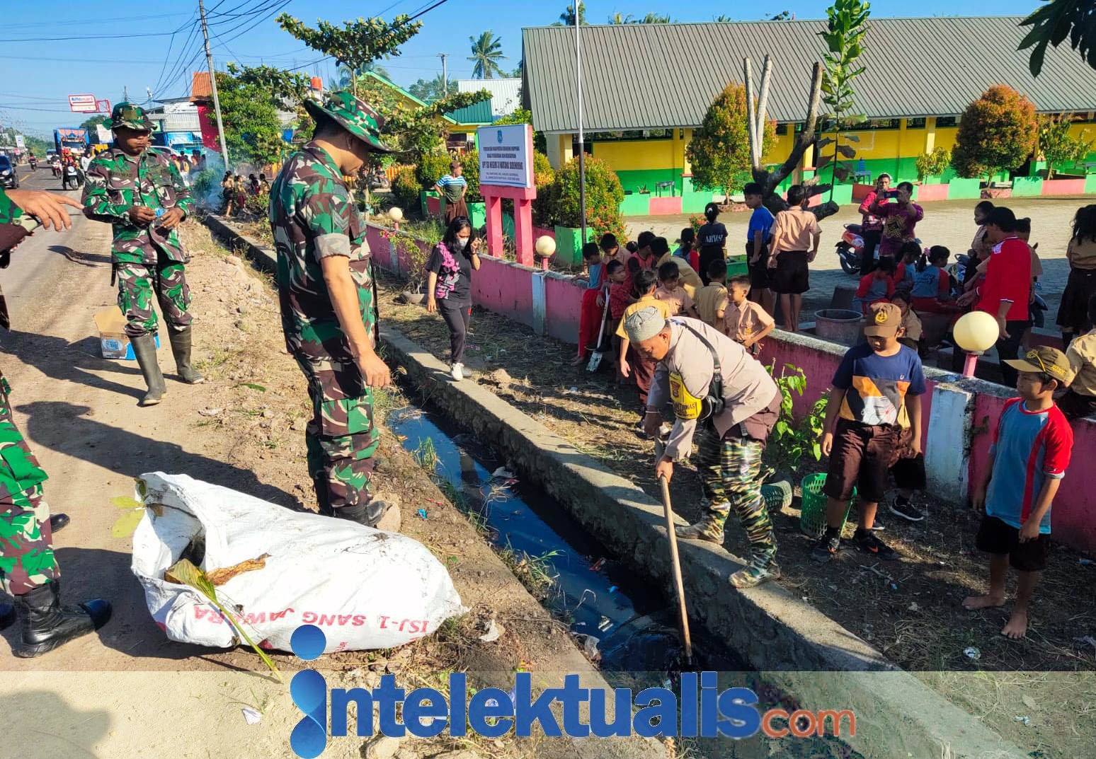 Sinergi Perangi DBD di Wilayahnya, Kapolsubsektor Watang Sidenreng Gelar Kerja Bakti