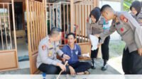 Kapolres Sidrap Tunjukkan Kepedulian dengan Memberi Pertolongan pada Korban Kecelakaan Kapolres Sidrap Tunjukkan Kepedulian dengan Memberi Pertolongan pada Korban Kecelakaan