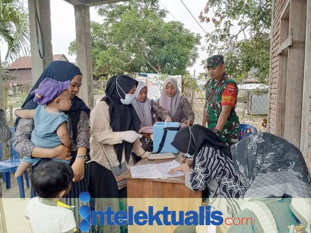 Babinsa Koramil 1420-03/Marittengae Dampingi Pemberian Pin Imunisasi Polio