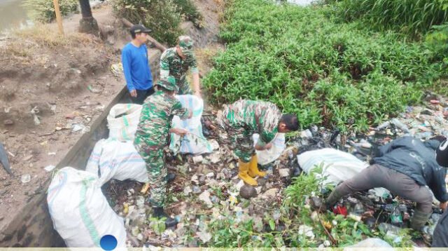 Kolaborasi Koramil 1420-03/Maritengngae Desa Talumae dan Desa Mojong bersihkan saluran irigasi