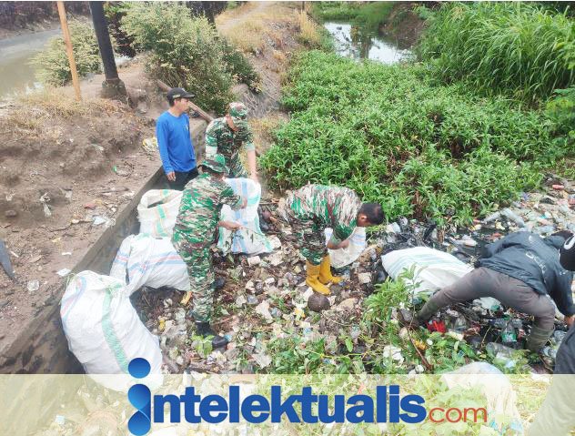 Kolaborasi Koramil 1420-03/Maritengngae Desa Talumae dan Desa Mojong bersihkan saluran irigasi