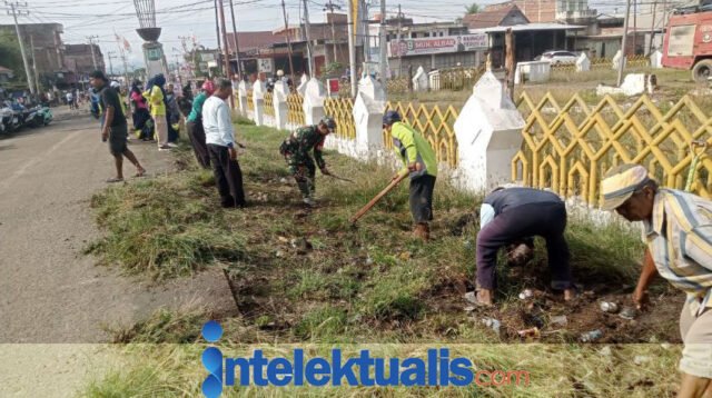 Bentuk Peduli Lingkungan, Babinsa Bersama Warga Bersihkan Lingkungan