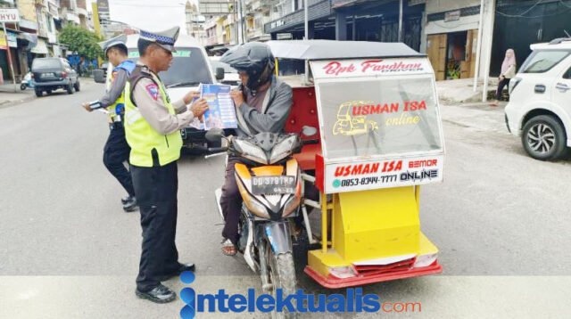 Operasi Patuh 2024: Selain Police Go To School, Satlantas Polres Sidrap Pasang Stiker dan Bagikan Brosur di Jalan Raya
