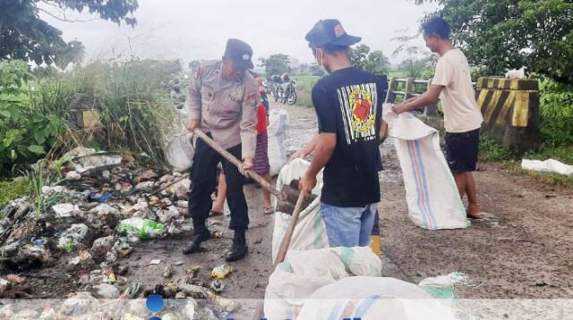 TNI-Polri Sidrap Kerja Bakti Bersama Masyarakat Bentuk Peduli Lingkungan di Panca Rijang