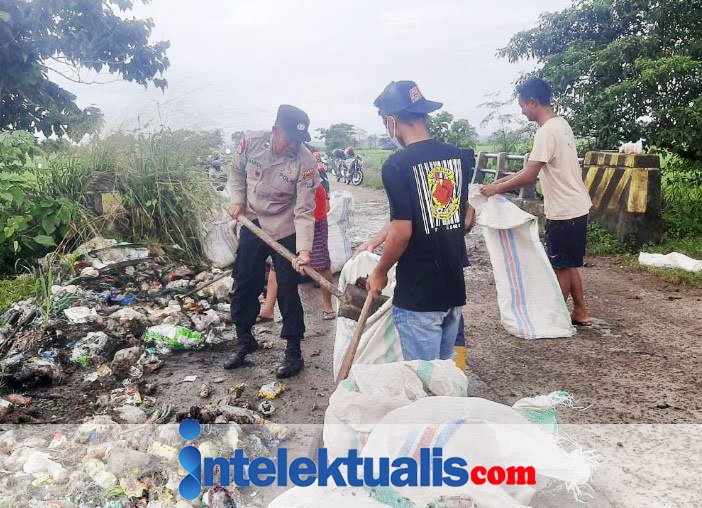 TNI-Polri Sidrap Kerja Bakti Bersama Masyarakat Bentuk Peduli Lingkungan di Panca Rijang