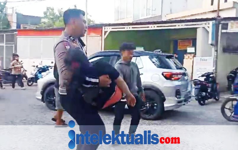 Satlantas Sidrap Gerak Cepat Selamatkan Pelajar yang Pingsang Saat Lomba gerak jalan