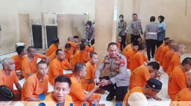 Wakapolres Sidrap Duduk Sama Rendah dengan Para Tahanan Simbol Kebersamaan dan Keharmonisan