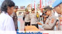 Kapolres Sidrap AKBP Fantry Taherong Mengecek langsung Handy Talky (HT) Kepolisian