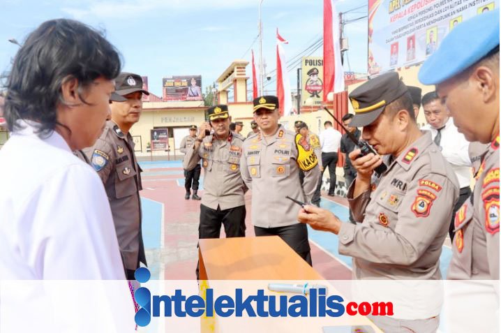 Kapolres Sidrap AKBP Fantry Taherong Mengecek langsung Handy Talky (HT) Kepolisian