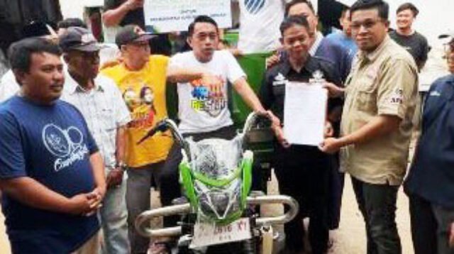 Serah Terima Motor Viar Pengangkut Sampah Oleh Bupati Terpilih Bersama BAPENDA Ke Kepala Pasar Pangkajene