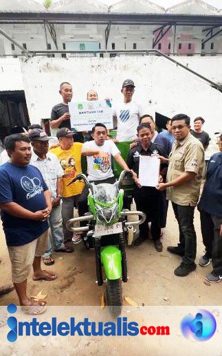 Serah Terima Motor Viar Pengangkut Sampah Oleh Bupati Terpilih Bersama BAPENDA Ke Kepala Pasar Pangkajene